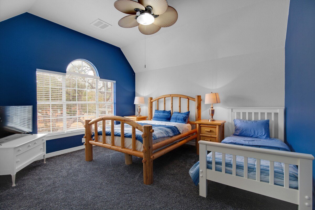 Queen bedroom in family friendly vacation rental Austin